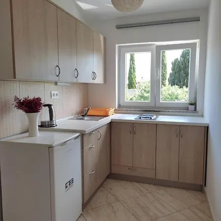 Three Lions Number 2 Apartment *
