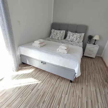 Three Lions Number 2 Apartment
