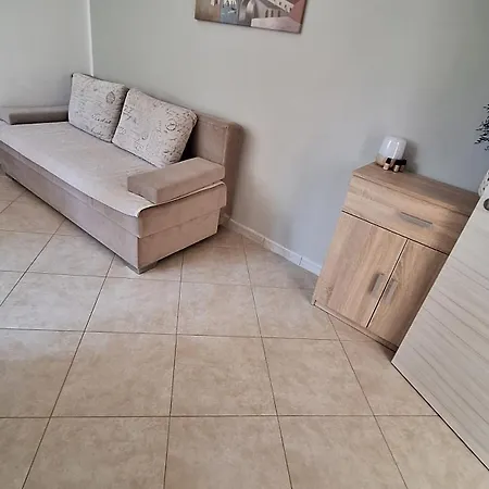 Three Lions Number 2 Pola