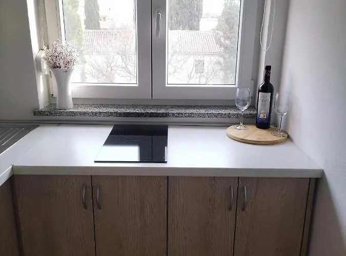 Three Lions Number 2 풀라