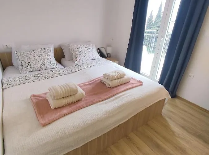 Three Lions Number 2 아파트 풀라