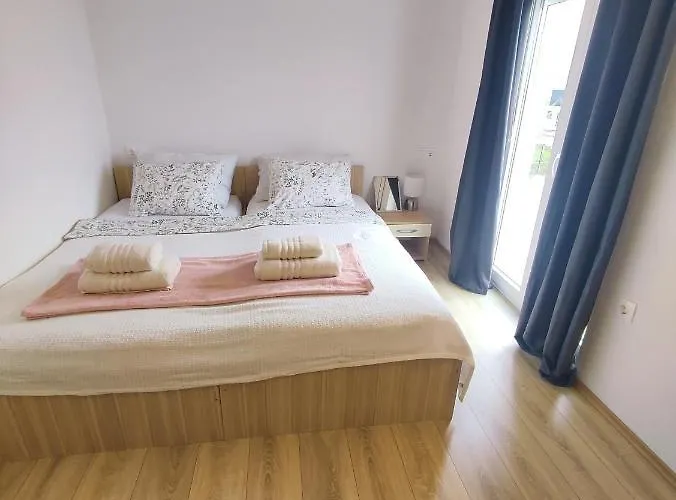 Three Lions Number 2 * 풀라