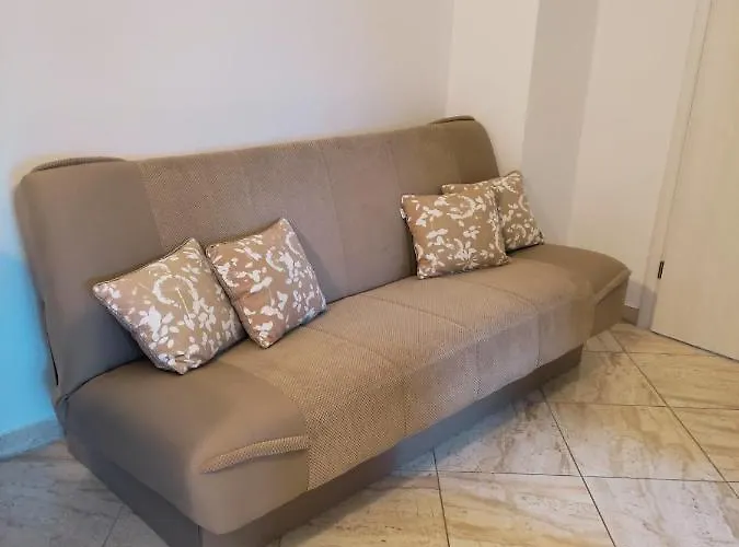 Three Lions Number 2 풀라