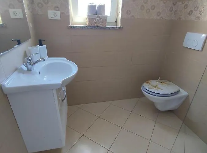 Three Lions Number 2 풀라