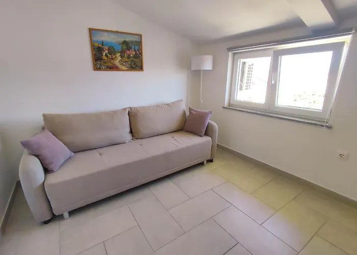 Three Lions Number 2 풀라