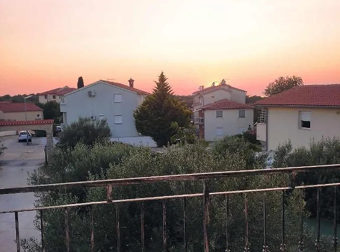 Three Lions Number 2 풀라