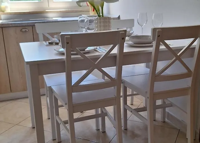 아파트 Three Lions Number 2