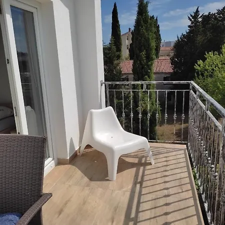 Three Lions Number 2 Apartman