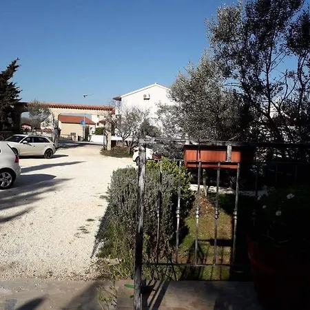 Three Lions Number 2 Apartman