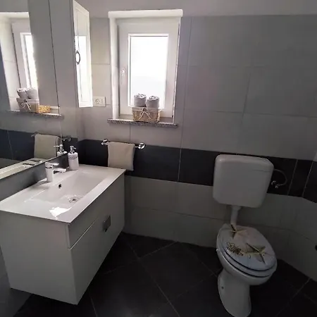 Three Lions Number 2 Apartman Póla