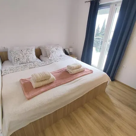 Three Lions Number 2 Apartman Póla