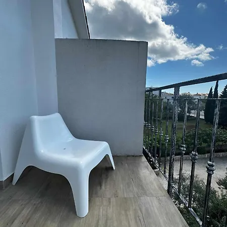 Three Lions Number 2 Apartman